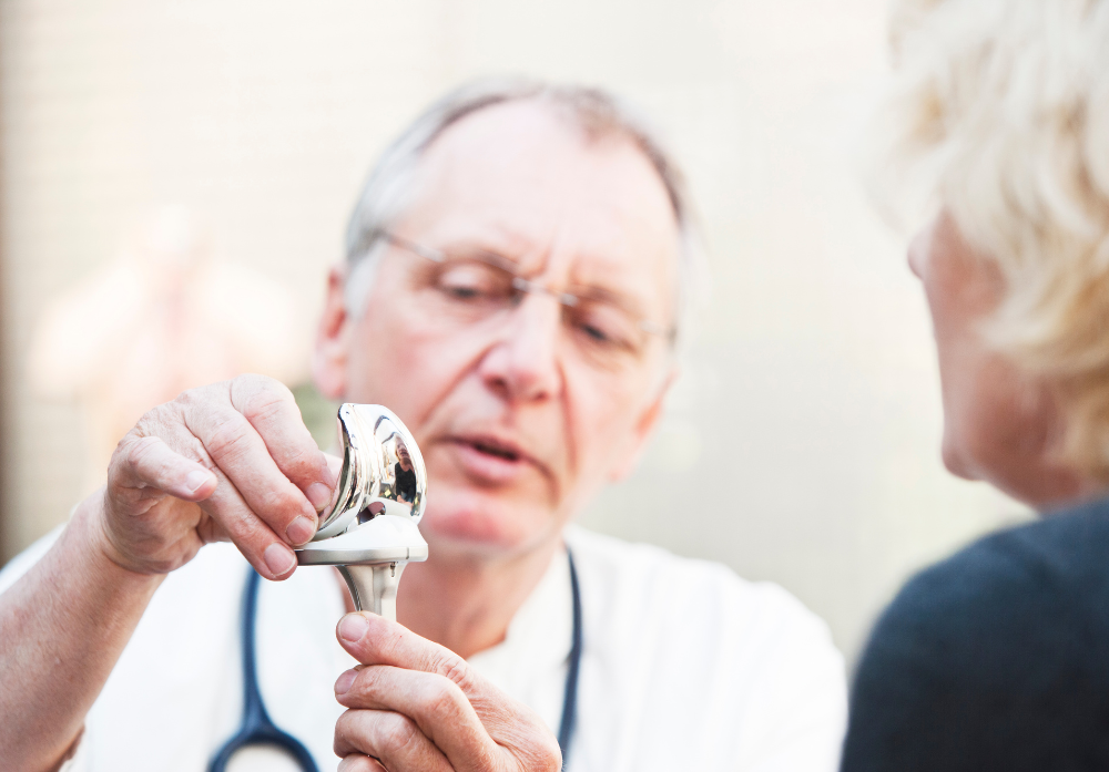 Médico demonstrando o funcionamento de uma protese