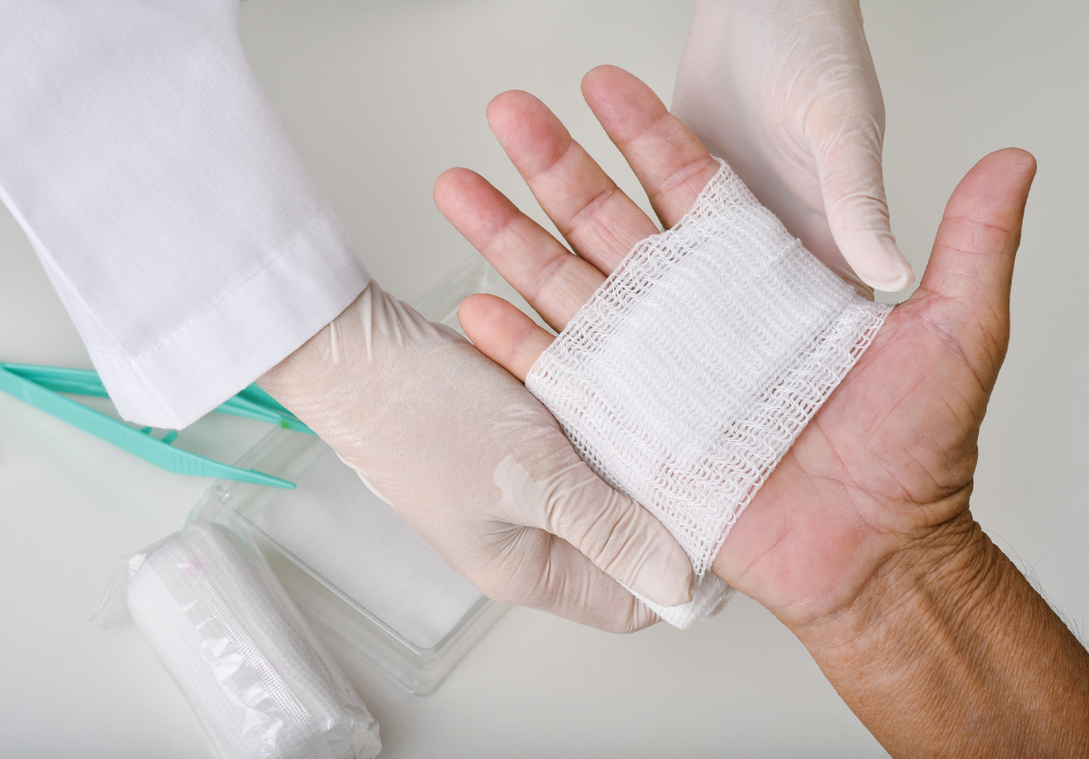 Médico trocando um curativo em um paciente
