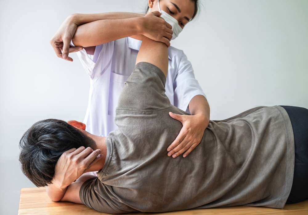 Paciente homem, sendo avaliado por um fisioterapeuta