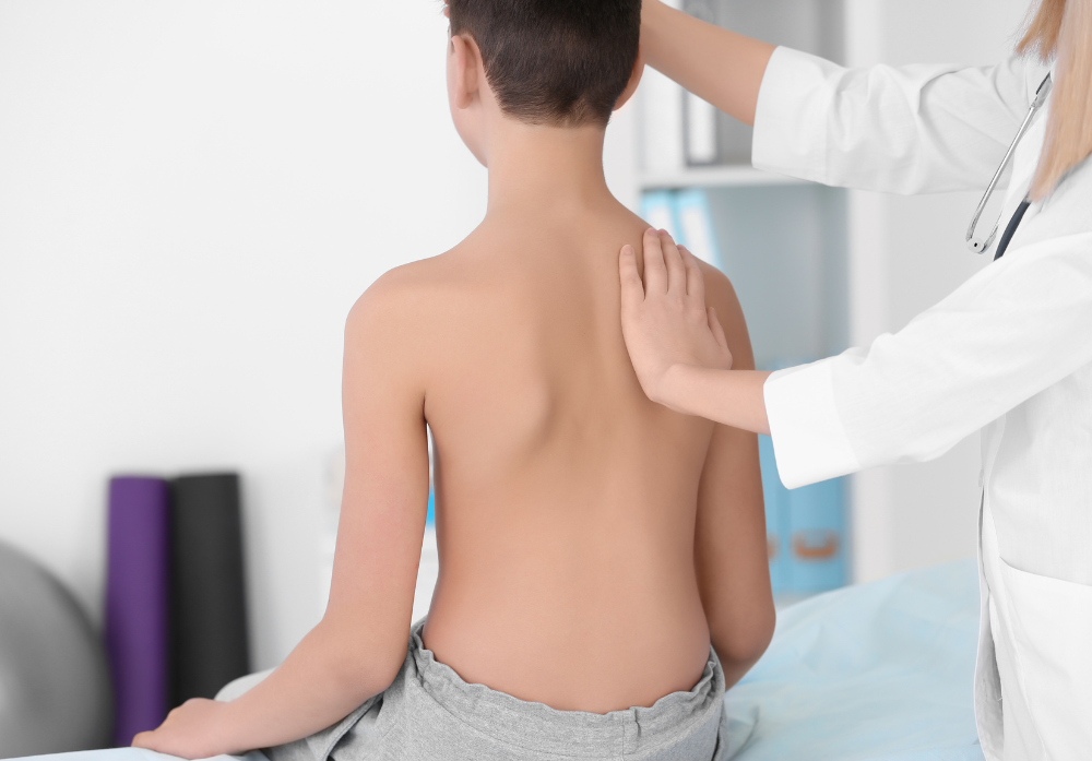 Fisioterapeuta fazendo avaliação postural em um garoto