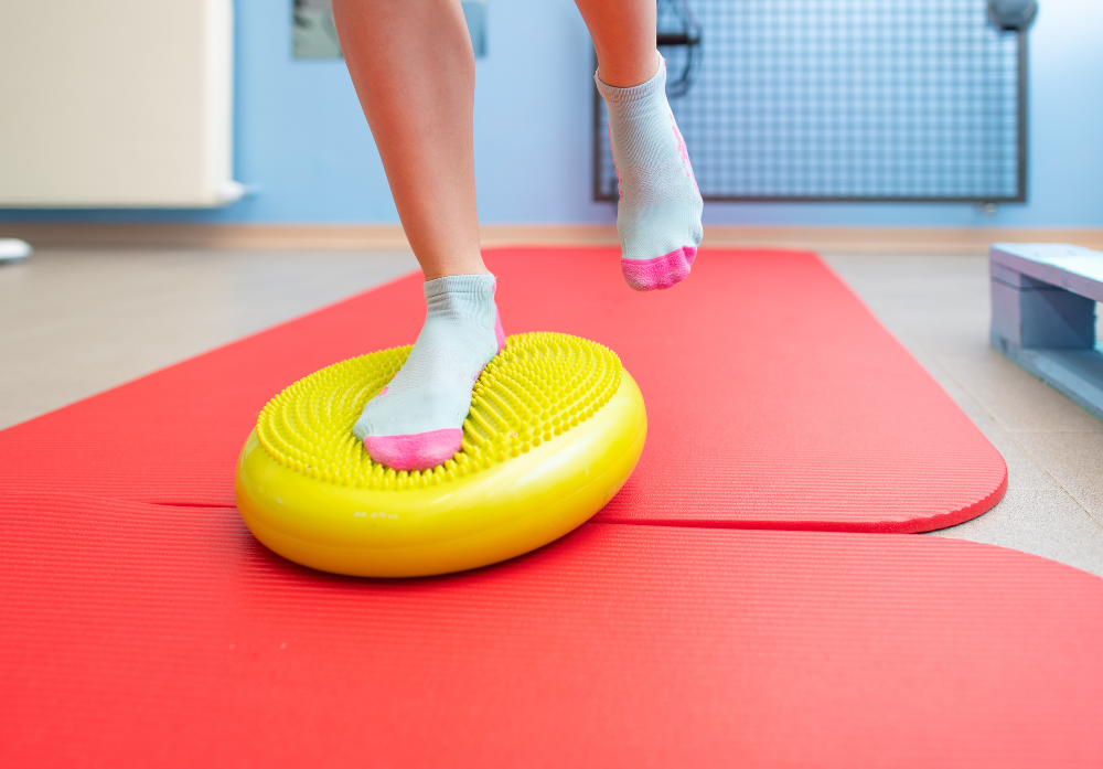 Pessoa em pé sobre um aparelho de fisioterapia