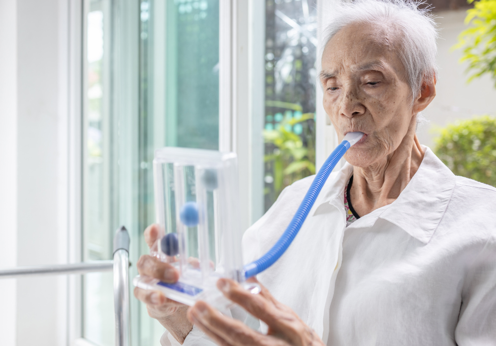 Home idoso fazendo teste de capacidade pulmonar