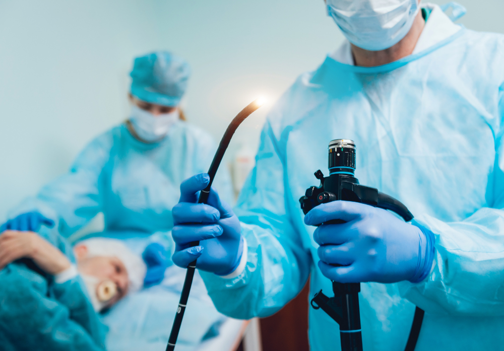 Médico segurando um equipamento de endoscopia
