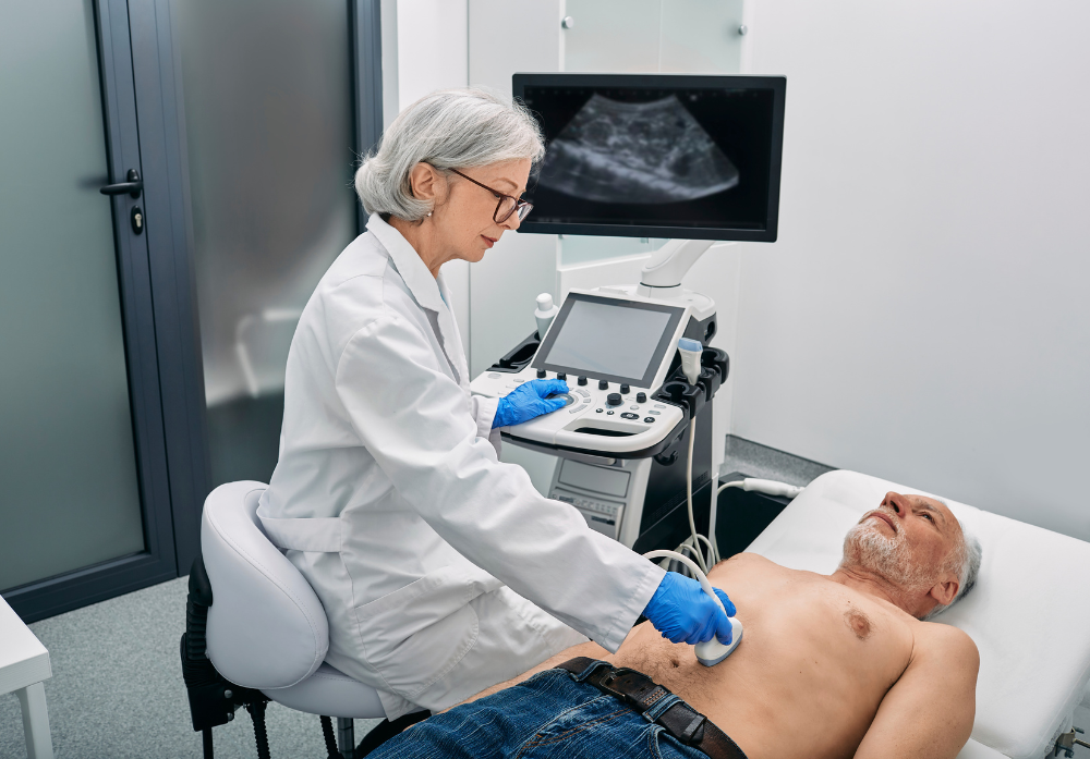 Médica fazendo ultrassonografia em um paciente homem