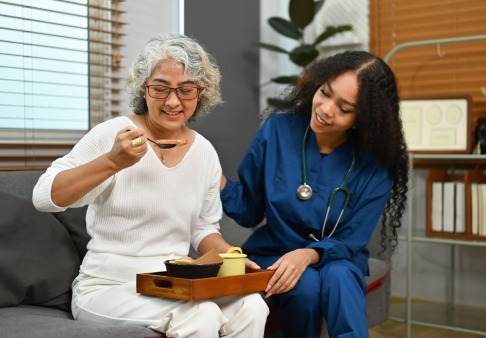 Idosa e médica com alimentos saudáveis