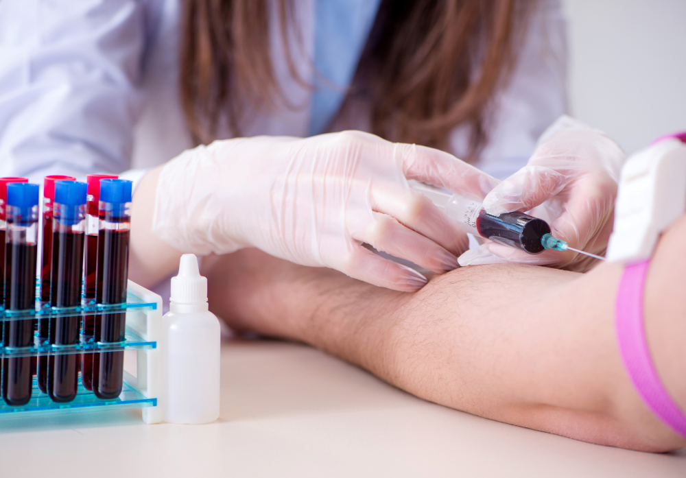 Enfermeira colhendo amostra de sangue para exame